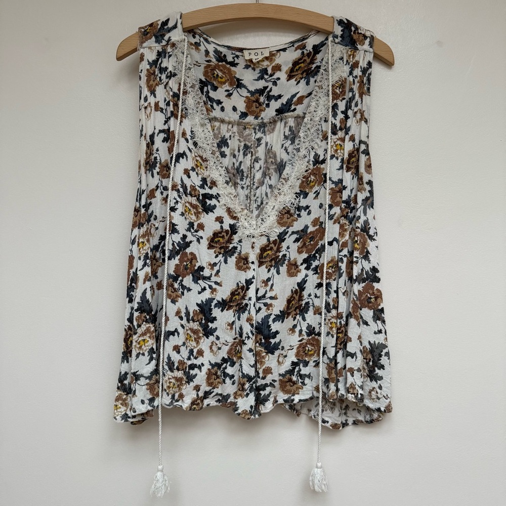 POL Floral V-Neck Blouse with Lace Detail